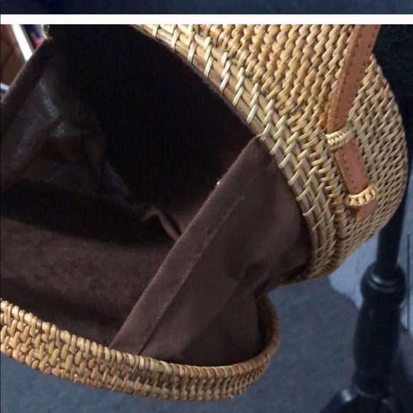 Large rattan round purse with leather strap - Picture 3 of 10